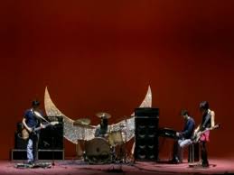 Qui non c'è più calma settembre ci porterà via con se e come una roccia che pende avremo le stesse pretese, addosso a me e te poi ritorna l'alba che settembre ci porterà via con se con se le nostre difese sfidano la follia che ormai non sa di niente, niente, niente, niente. Nessuno Mi Ha Chiesto Pero Verdena Il Suicidio Dei Samurai 2004