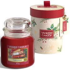 Yankee Candle Gift Set Unwrap The Magic Medium Jar Christmas Scented Candle Magical Christmas Morning Collection Amazon Co Uk Kitchen Home
