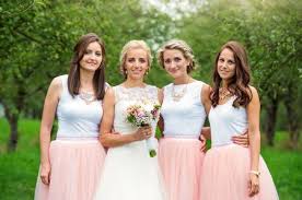 No puedes dejar la unas damas de honor detallistas, pueden encargarse con mucho gusto de los detalles, de repartirlos e. Damas De Honor Imagenes Y Fotos 123rf
