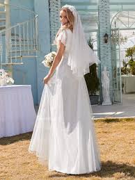 Das kleid verfügt über vd taille styling mit einem süßen ausschnitt und langen spitzenärmeln. Weisses Einfaches Hochzeitskleid Spitze V Ausschnitt Mit Kurzen Armeln Ruckenlose Ruschen A Linie Naturliche Taille Lange Brautkleider Milanoo Com