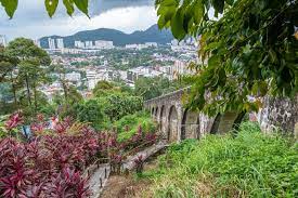 Beyond the old town, georgetown is a pretty city with many attractions point you have to visit when you're in penang. Penang Hill Kulturerbe Trail Von Oben Nach George Town In Malaysia Stockfoto Bild Von Eisenbahn Regen 156771404