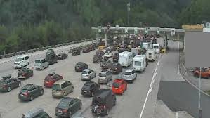 Bei der ausreise richtung slowenien betrug die wartezeit vor dem karawankentunnel (a11) etwa eine stunde. Karawankentunnel Kilometerlanger Stau Sorgt Fur Verzogerungen In 5 Minuten Nachrichten Aktuelles