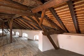 El responsable del tratamiento es casa & algodón mi casa, s.l y la finalidad es la de. Vigas De La Casa De La Tienda Del Salto En La Ciudad De Zatec Foto De Archivo Imagen De Ciudad Vigas 122117966