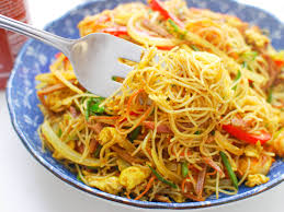 This easy singapore rice noodle is a flavorful toss up of curried vermicelli rice noodles, fresh sauteed veggies, and seared strips of your favorite meat and other asian flavors. Singapore Style Stir Fried Rice Noodles For 2 Persons Acecook Viá»‡t Nam