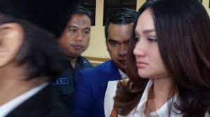 Mediasi dengan Andrew Andika, Tengku Dewi Putri Menangis di Ruang Sidang :  Okezone Celebrity