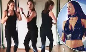 Before jennifer garner made an honest man out of ben affleck, she was just a girl, standing in front of a boy, wanting him to love. Jennifer Garner Works Out Hard In Gym In Instagram Video Daily Mail Online