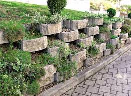 Stack the second course of blocks on top of the first course making sure they remain level. 25 Concrete Block Ideas To Try And Enjoy Cheap Diy Outdoor Home Decorating