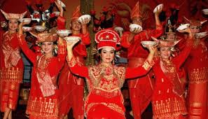 Tari lilin berasal dari daerah sumatera barat, budaya ini termasuk dalam jenis tari kelompok yang dibawakan oleh kaum perempuan secara berpasangan, dengan properti utama berupa lilin di dalam piring dan dipegang di kedua tangan penari, sembari menari. 21 Tarian Daerah Sumatera Barat Tradisional Beserta Penjelasannya