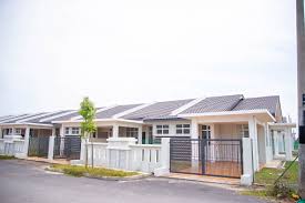 This place is situated in johor, malaysia, its geographical coordinates are 1° 26' 30 north, 103° 55' 50 east and its original name (with diacritics) is kampung pasir putih. Residensi Lubok Jong