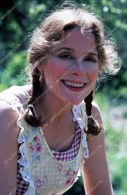 Joan Hackett outdoors portrait 35m-4867