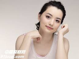 黑嘉嘉的父亲是澳大利亚人，母亲来自中国台湾。 她的中文姓氏随母姓，故父母就给她取名为黑嘉嘉。 黑嘉嘉有一个大她两岁的姐姐，姐妹俩性格反差很大。 姐姐外向好动，而黑嘉嘉则喜欢一个人安静地呆在家里，看书、下棋。 因为小时候特别乖巧可爱， é»'å˜‰å˜‰èº«é«˜ å¾®åš çˆ¶æ¯ ä¸‰åœè³‡æ–™ä»‹ç´¹é»'ç™½ä¸–ç•Œæ··è¡€ç¾Žå¥³ç§æˆ¿ç…§åœ–ç‰‡æ›å…‰ å£¹è®€