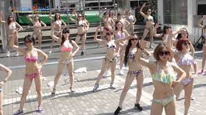 新宿アルタ前で突然 水着美女がダンスを披露 - YouTube