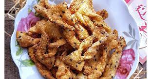 蝴蝶结饼 蛋散 一款再普遍不过的零嘴小吃 小时候只要想吃随时就可以买到 渐渐的仿佛被标签成新年食品 只有在农历新年才大量出现方容易购得 或者因为这样所以它特别珍贵