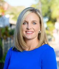 Kari Bates's Instagram, Twitter & Facebook