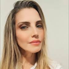 Ester Gomes's Instagram, Twitter & Facebook