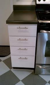 Susan Transforms Her 1980s Kitchen For 600 Laminate Kitchen Cabinets Melamine Cabinets Painting Kitchen Cabinets