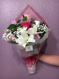 Say 'get well soon' or propose to your girl, simply add flowers to the moment and watch as the recipient glows up from inside. Simple Wrapping Bouquet In Las Vegas Nv V Florist