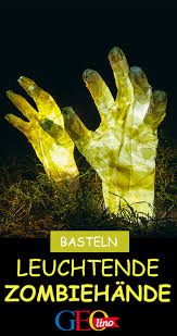 Halloween So Bastelt Ihr Leuchtende Zombie Hande Halloween Deko Basteln Halloween Deko Ideen Halloween Deko