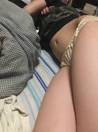 １９歳の妹が無防備なパンツ姿で寝てるから写真撮った – みんくちゃんねる