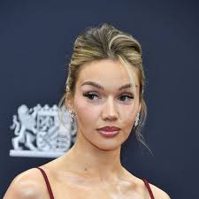 Wer stiehlt mir die Show?": Shirin David moderiert mit gebrochenem Knöchel 