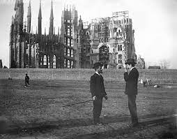 Su cumpleaños, lo que hizo antes de la fama, su vida de familia su nombre completo es nathalia segura mena. Sagrada Familia Wikipedia