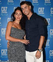 Ronaldo and girlfriend georgina rodriguez went public with their relationship in 2016. Cristiano Ronaldo Und Georgina Rodriguez Spenden Geld Um Die Krebsbehandlung Des 7 Jahrigen Jungen Zu Finanzieren Nach Welt