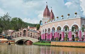 Seperti yang kita ketahui bahwa yang pertama dilihat dari tempat wisata adalah fasilitasnya, karena percuma tempat wisata bagus tapi tidak didukung dengan fasilitas yang memadai. Little Venice Kota Bunga Mongotrip