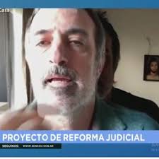 Esa motivación y actitud es la que expresó también este sábado por la noche durante una entrevista que brindó a. El Insolito Doble De Esteban Bullrich En El Senado Que Se Hizo Viral En Las Redes Sociales