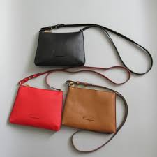 Tas ini juga memiliki desain simpel, sehingga cocok buat kamu para mahasiswi dan wanita karier. Model Tas Selempang Wanita Simple Trend Tas Model 2019