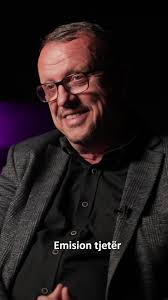 Mira e pyet Stefan Çapalikun për gjënë më të mirë që ka bërë në jetë dhe  përgjigjen mund ta merrni me mend vetë. Nëse jo, dëgjojeni në video  #tiranapost.al #podcast #zememiren #mirakazhani ...