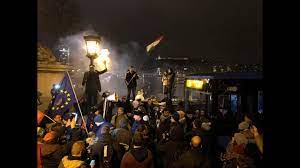 11 piros kötényes indította a hetet, mára hatan maradtak, akik továbbjutottak a középdöntőbe. Tuntetes Budapesten A Parlament Elol A Fidesz Szekhazahoz Ment A Tomeg Youtube