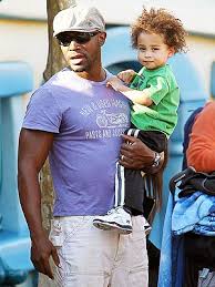 Their son, walker nathaniel diggs, was born on september 2, 2009. Fatherhood Friday Taye Diggs Daddyscool Com