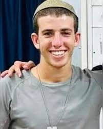 יונתן אלעזרי, בן 20 מאלון שבות, התגייס לפני חודשיים ליחידת דובדבן. בשמחת  תורה שהה בחופשה מהטירונות ונסע לחג למכינה הקדם צבאית בדרום בה למד לפני  הגיוס. האזעקות הבריחו את חניכי המכינה והאורחים