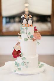 Claire And Alan Surprise Guests At Elegant Wedding Real Weddings Easy Weddings Uk Decoration Gateau Mariage Gateau Mariage Gateau De Mariage Original