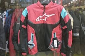 Related posts nah, kalau kamu memiliki bentuk tubuh kurus, jaket bomber ini akan membuat ilusi agar badanmu terlihat lebih berisi. Jangan Sampai Salah Kaprah Begini Cara Mencuci Jaket Riding Yang Benar Gridoto Com