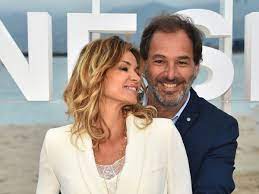 On y voit actrice et thierry peythieu de dos se promener main dans la main sur la plage. Ingrid Chauvin Et Thierry Peythieu Unis Apres La Mort De Leur Fille Jade On A Eu Cette Chance De Se Soutenir Femme Actuelle Le Mag