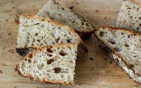 Se utilizzate il lievito madre, dopo averlo rinfrescato fatelo riposare a temperatura ambiente per 4 ore prima di iniziare l'impasto. Come Fare Il Pane Con Lievito Madre La Guida Per Iniziare Zucchero Sale
