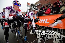 70 vrouwen stonden aan de start te popelen om het zware parcours van de gp adrie van der poel aan te vallen. Corinne Poulidor Mama Van Mathieu En David Van Der Poel Altijd Bang Dat Zatte Mensen Op Het Wk Mijn Zonen Ten Val Brengen Veldrijden Hln Be