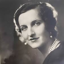 Fashion columnist Mary Hampton first visited Chapala in 1949