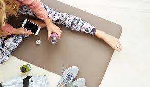 Boire ce mélange ou le laper à jeûn, fait fondre la lymphe (pituite) et lave les duvets de l'estomac, enlève sa viscosité, le débarrasse des rebuts, le l'eau froide est humide, subjugue la chaleur, conserve les humidités essentielles du corps, récupère ce qui est décomposé, amincit les aliments, et. A Quel Moment Vous Devriez Boire De L Eau Froide Et Quand Il Vaut Mieux Boire De L Eau Chaude So Busy Girls