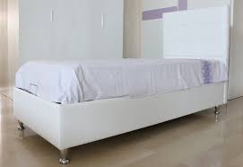 Di serie su tutti i letti è montato il meccanismo di sollevamento rete a compasso che permette di accedere al contenitore. Letto Contenitore In Stile Moderno In Ecopelle Bianco Acciaio Paternoster Home