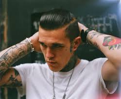 Rockabilly frisuren kann man leicht mit haarspray, haarklemmen und einer rundbürste selber machen. Rockabilly Frisur Fur Den Mann Mit Rocker Stil Und Klassische Haarmode