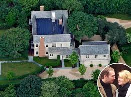 Chris Martin And Gwyneth Paltrow Settled On This 5 4 Million Home On Old Montauk Highway In Amagansett Celebrity Houses Celebrity Mansions The Hamptons