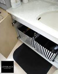 100均のダイソーやセリアで売られているファスナー付きナイロンバックが収納にとっても便利なんです 沢山入る収納力に スタイリッシュなモノトーン柄も人気のポイントです また ナイロン素材なのでリメイクも簡単に出来るので使い方が広がります インテリア 収納