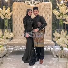 Gaun pengantin warna biru adalah salah satu warna gaun pernikahan yang banyak diminati. Dua Kali Tragedi Selepas 5 Bulan Nikah Pengantin Terkejut Ditenggelamkan Pelamin Bridesmaid Seminggu Sebelum Kahwin Pun Ada Kisah Tragis Viral Mstar