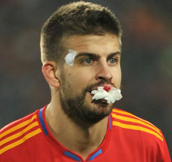 Gerard Piqué muestra su disconformidad ante la estrategia de su madre, do AI tạo