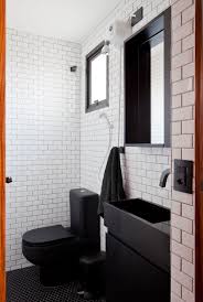 Banheiro All Black Banheiro Todo Preto Loucas E Metais Pretos Pastilha Hexagonal Preta No P Banheiro Preto Banheiro Preto E Branco Banheiro Com Piso Preto