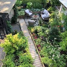 The Longest Line In Your Garden Is On The Diagonal Take Advantage Of It By Placing You Main Garden Path On The D Tradgard Radhus Tradgardsdesign Tradgardsgang