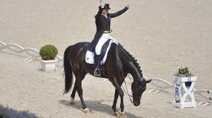 Isabell werth, född 21 juli 1969 i rheinberg i tyskland, är den mest framgångsrika dressyrryttaren i modern tid. Watch German Dressage Legend Isabell Werth Train Four Horses Wehorse Com