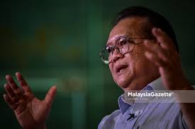 Sangat cantik orangnya, peramah pula. Bubar Dun Sarawak Ketua Menteri Akan Menghadap Ydpa